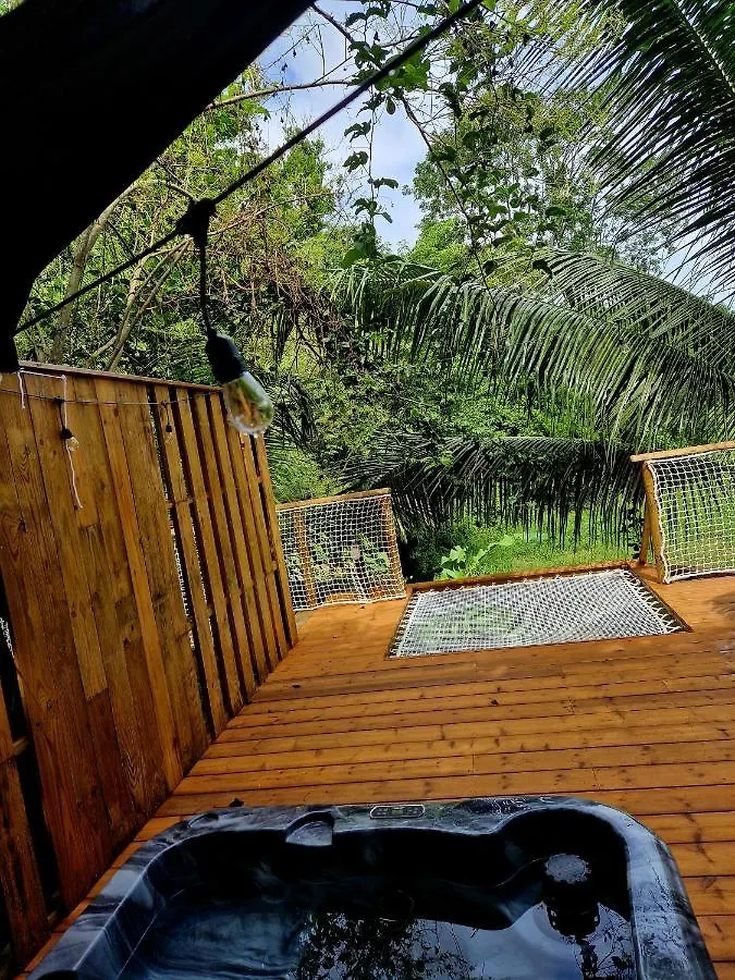 Pura Vida Lodge Cabane Perchee Sainte-Rose 0*,