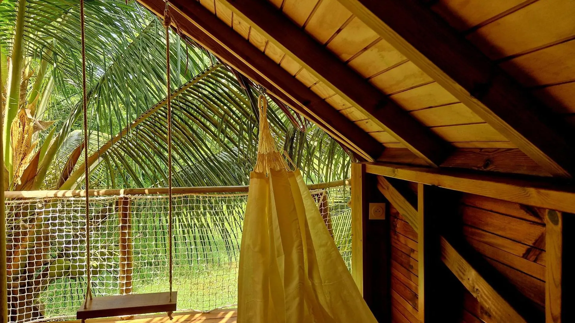 Pura Vida Lodge Cabane Perchee Sainte-Rose Luxury tent